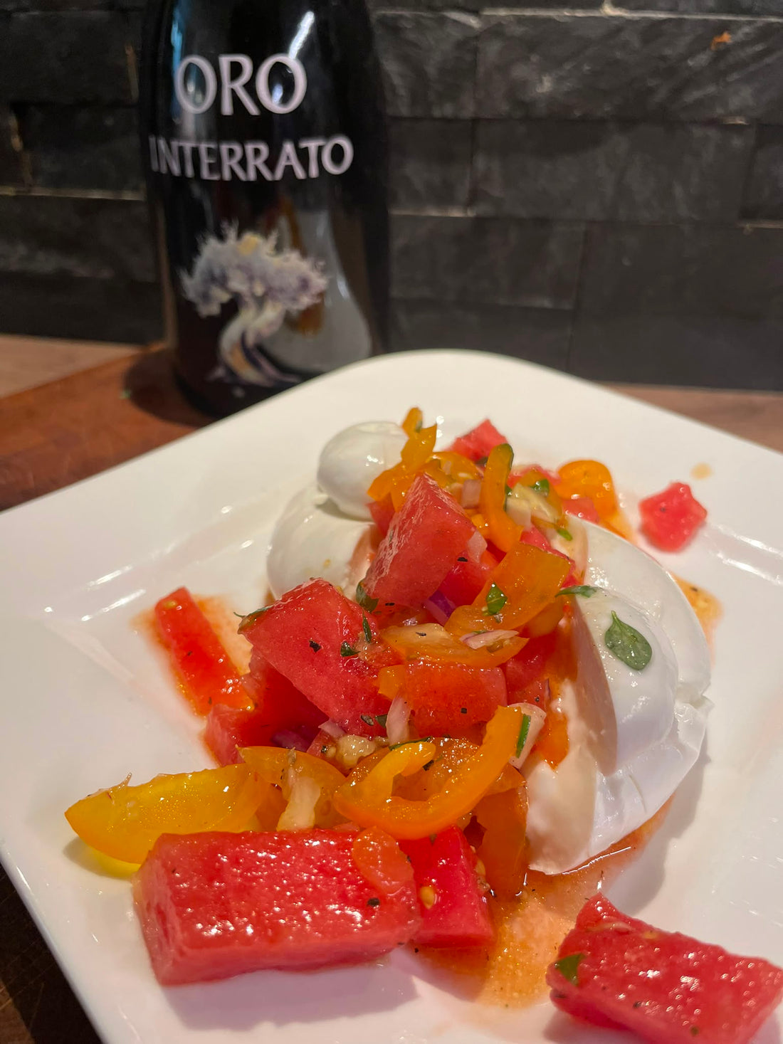 Wassermelonen-Tomaten-Salsa mit Burrata und Olivenöl