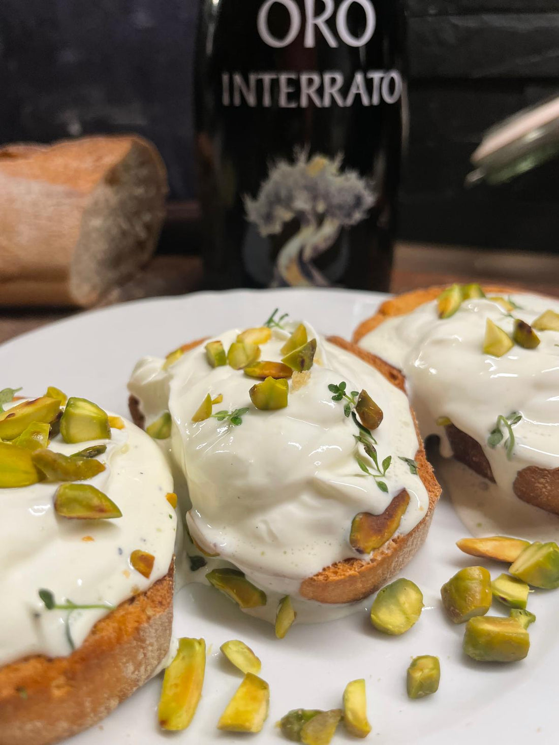 Whipped Ricotta Crostini mit Pistazien, Thymian & Olivenöl